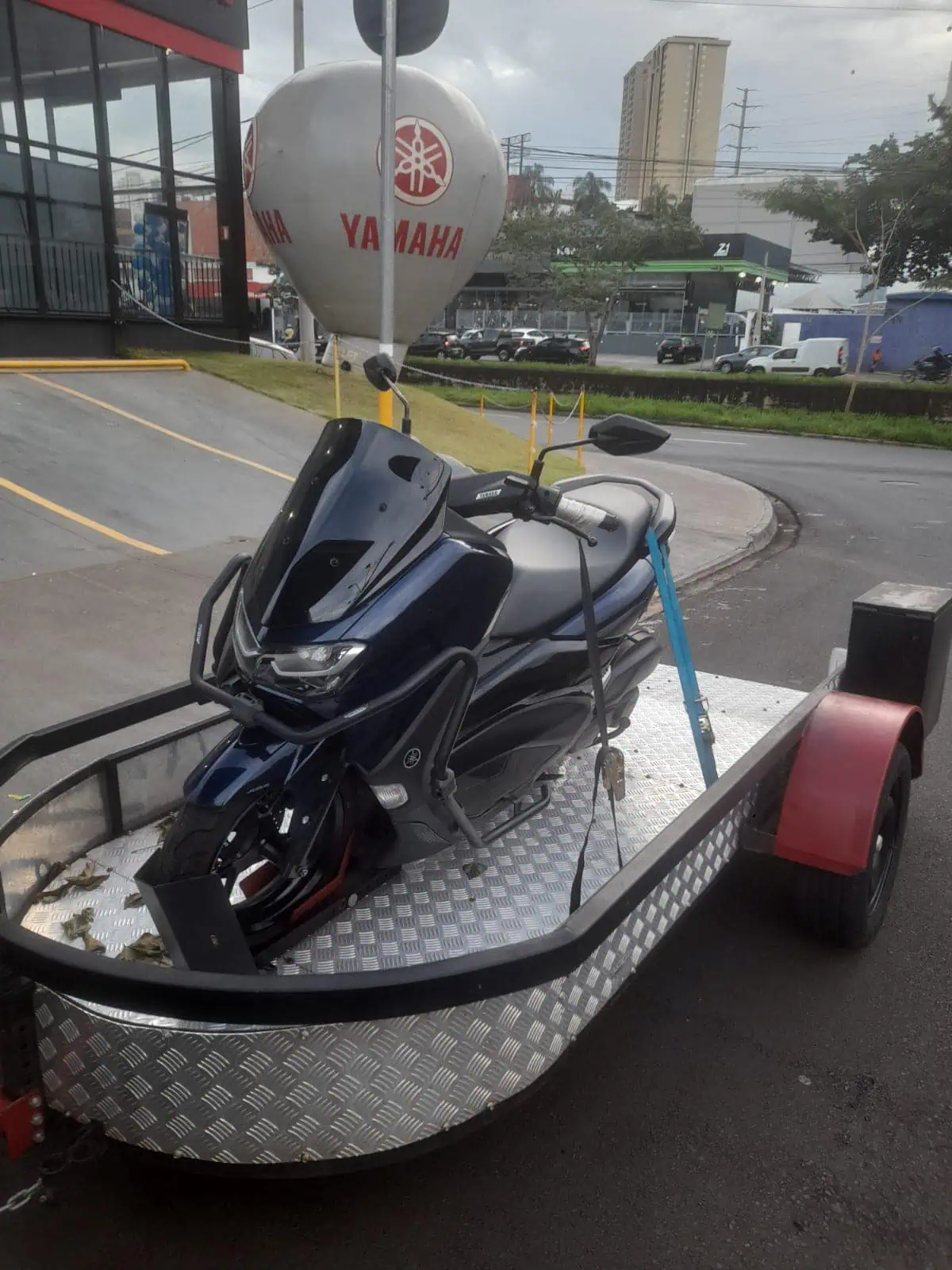 Moto sendo preparada para transporte seguro
